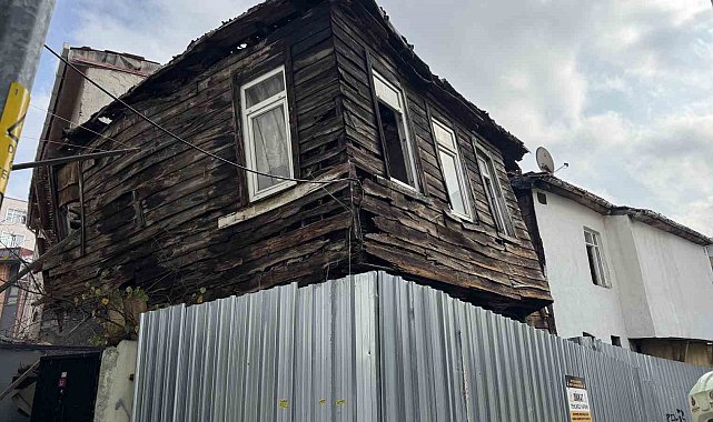 Beyoğlu'nda ahşap binada kısmi çökme: 2 bina tahliye edildi