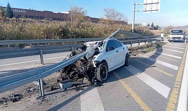 Bilecik'te kontrolden çıkan otomobil bariyerlere çarptı; 6 kişi yaralandı