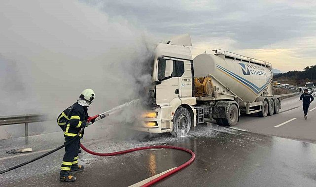 Bilecik'te seyir halindeki beton mikseri bir anda alev aldı