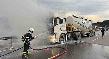 Bilecik'te seyir halindeki beton mikseri bir anda alev aldı