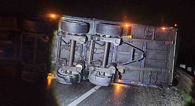 Bilecik'te tır devrildi, yol ulaşıma kapandı