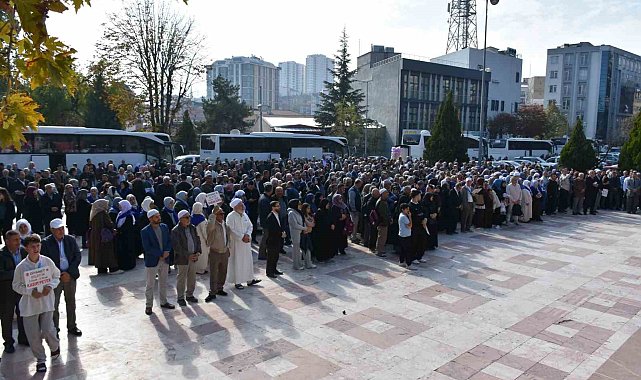 Bilecik'ten 305 umreci dualarla kutsal topraklara uğurlandı