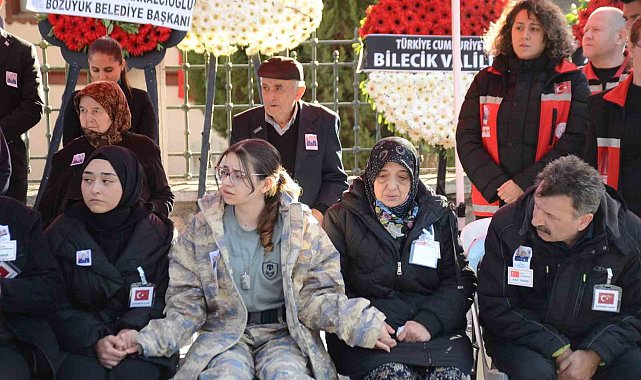 Bilecikli şehidin evinde helallik alınırken kardeşi abisinin üniformasını giydi