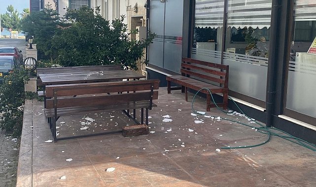 Binadan düşen sıva parçaları tehlike saçıyor