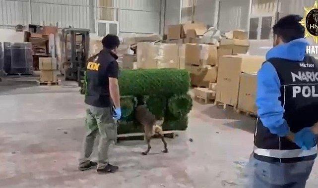 Binlerce uyuşturucu hapı yapay çimin içerisine sakladılar