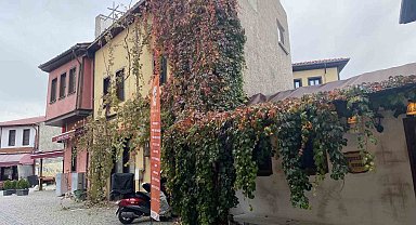 Bitkiler ile kaplanan tarihi yapı kartpostallık manzara oluşturuyor