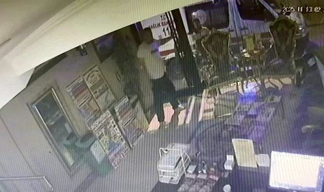 Böcek ailesinin hayatını kaybettiği feci olaya ilişkin yeni görüntüler ortaya çıktı. Servet Böcek'in otelin kapısının kilitli olmasından kaynaklı dışarı çıkamadığı, kapının önünde ambulansın beklediği anlar kameraya yansıdı.