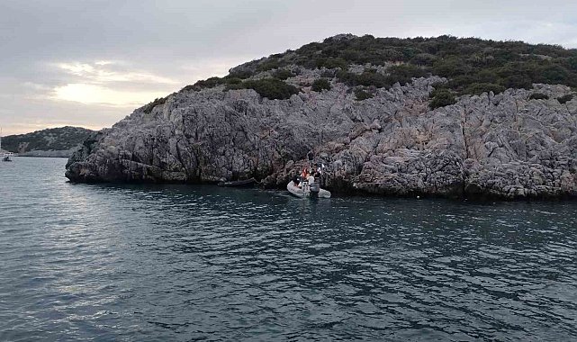 Bodrum'da bot kayalıklara çarptı: 4 yaralı