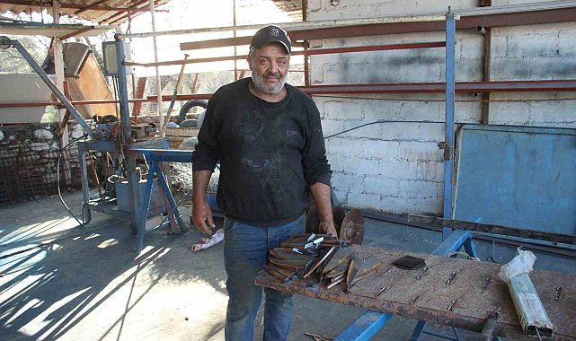 Bozulan tarım aletlerini tamir ederek, yeniden kullanıma sunuyor