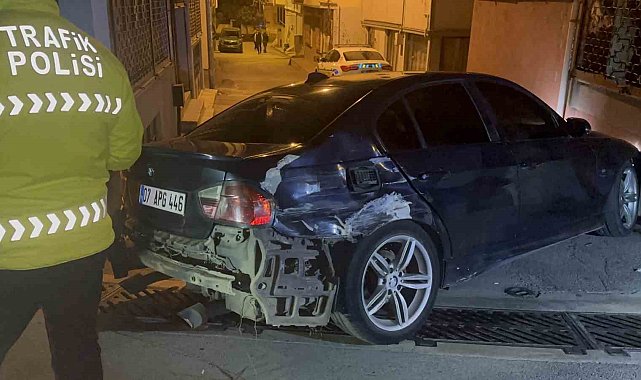 Bursa'da "dur" ihtarına uymayan sürücü 5 kilometre kaçtı: 3 araca ve duvara çarptı