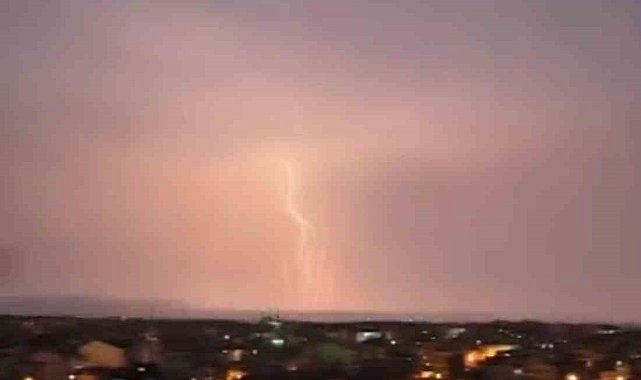 Bursa'da şimşekler geceyi gündüze çevirdi