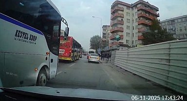 Bursa'da trafikte yol verme tartışması kamerada
