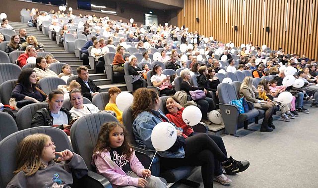 Büyükçekmeceli çocuklar, çocuk hakları gününde tiyatroda buluştu