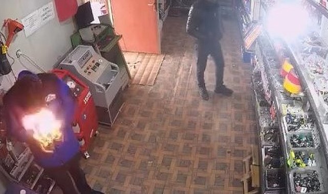 Çakmağı çakınca yüzü alevlerin arasında kaldı: o anlar kamerada