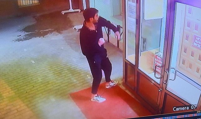 Cami kapısını yumruklayan şahsın saldırı anları güvenlik kamerasında
