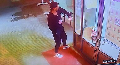 Cami kapısını yumruklayan şahsın saldırı anları güvenlik kamerasında