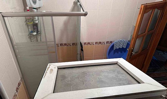 Camı kırıp eve girdi, yaşlı kadının ağzını bantlayıp altınları çaldı