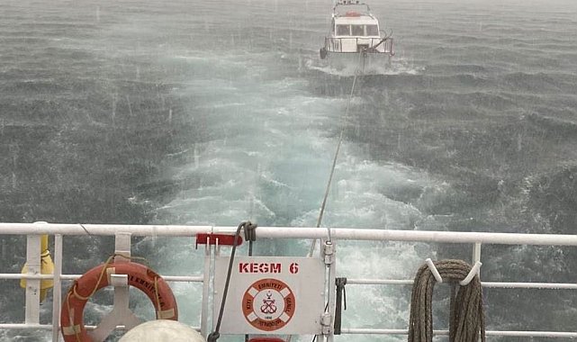 Çanakkale Boğazı'nda makine arızası yaparak sürüklenen tekne kurtarıldı