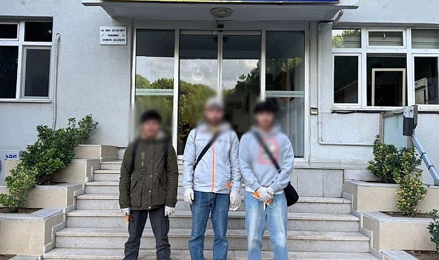 Çanakkale'de jandarmadan göçmen kaçakçılığı operasyonu: 3 organizatör ile 27 kaçak göçmen yakalandı