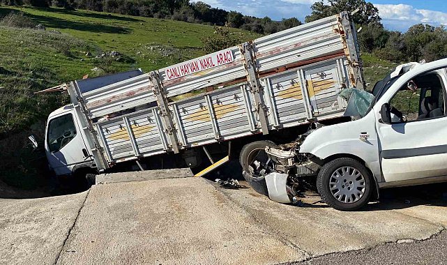 Çanakkale'de ticari araçla kamyonet çarpıştı; 2'si ağır, 5 yaralı