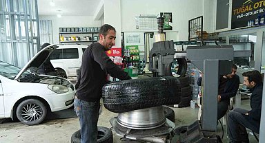 Çavuştepe'ye kar yağdı, sürücüler lastikçilere akın etti