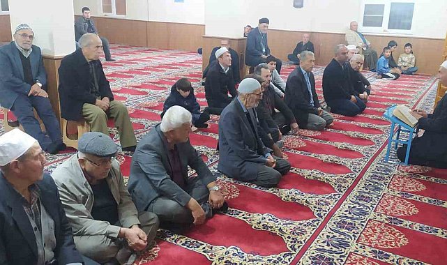 Cemaat Mutaflar Camii'nde vatandaşlar sabah namazında bir araya geldi