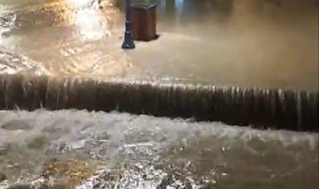 Çeşme'de etkili sağanak: Adeta denizle kara birleşti