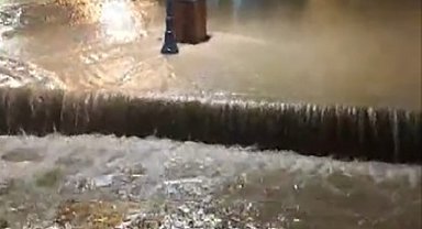 Çeşme'de etkili sağanak: Adeta denizle kara birleşti