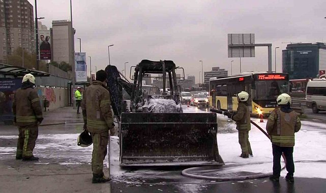 Cevizlibağ'da iş makinesi alevlere teslim oldu
