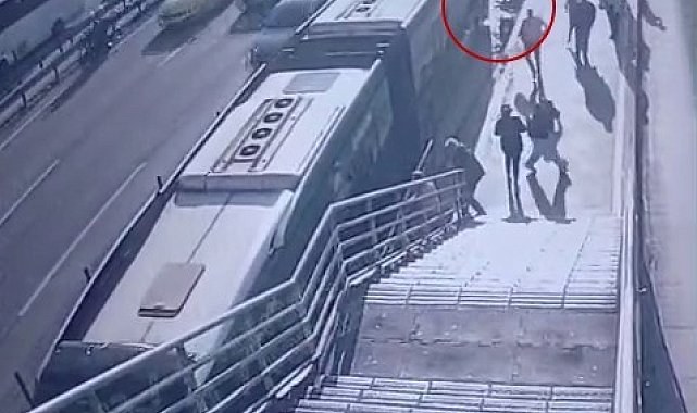 Cevizlibağ'da metrobüs engelli yolcuya çarptı, yaşlı adam hayatını kaybetti: O anlar kamerada