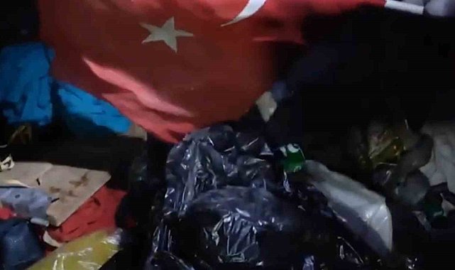 Çöp karıştırırken bulduğu bayrağı bakın ne yaptı