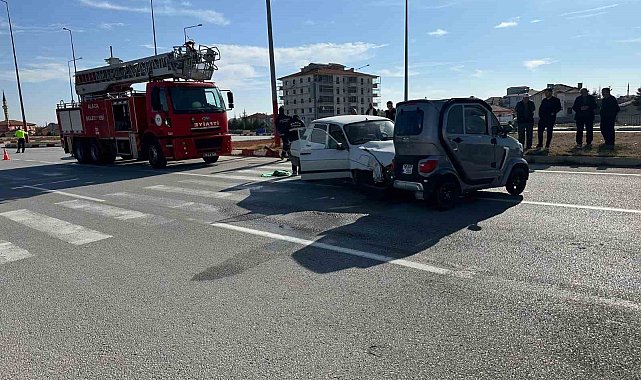 Çorum'da otomobil ile elektrikli araç çarpıştı: 3 yaralı