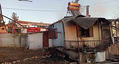 Çorum'da yangına teslim olan ev kullanılamaz hale geldi: 1 yaralı