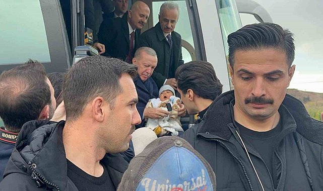 Cumhurbaşkanı Erdoğan, 4 aylık bebeği görünce konvoyu durdurdu