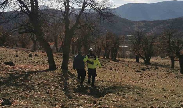 Dağlık alanda kaybolan genci jandarma buldu