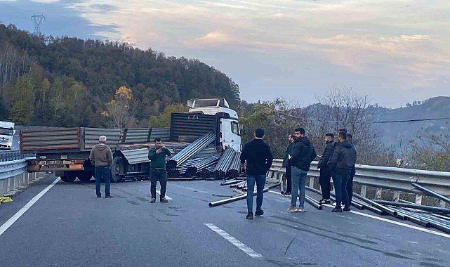 Demir yüklü tır bariyerlere çarptı, yol trafiğe kapandı