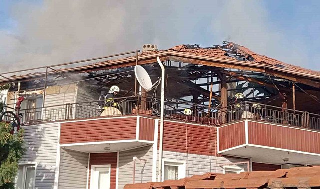 Denizli'de bir binanın çatısından başlayan yangın korkuttu; 5 kişi ekipler tarafından kurtarıldı