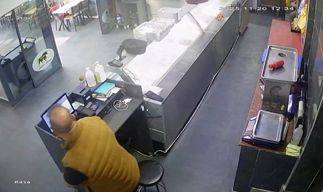 Deprem anı kamerada: İş yerindekiler panikle dışarı kaçtı