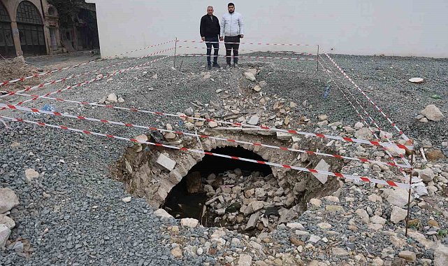 Depremde yıkılan binanın arazisinde yaşanan göçükle tarihi su kanalı ortaya çıktı