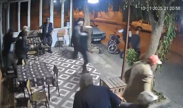 Depreme kahvehanede yakalanan vatandaşların panik hali kamerada