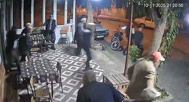 Depreme kahvehanede yakalanan vatandaşların panik hali kamerada