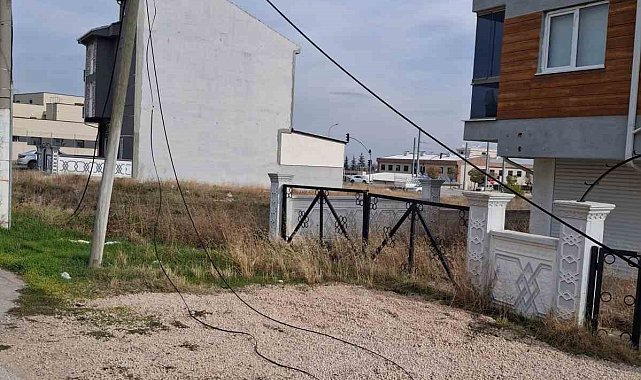 Devrilen internet direğinin çevreye dağılan kabloları risk oluşturuyor