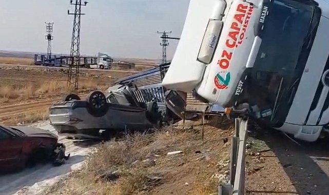 Devrilen tırda bulunan milyonluk araçlar hasar gördü