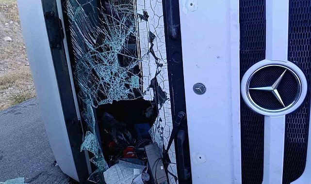 Devrilen tırın sürücüsü yaralandı