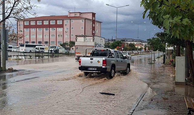 Didim'de sağanak yağış etkili oldu