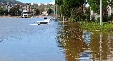 Dikili'de araçlar su altında kaldı