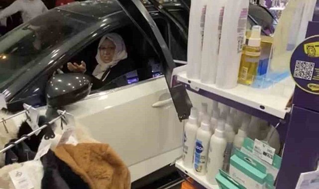 Diyarbakır'da kontrolden çıkan otomobil kozmetik mağazasına daldı