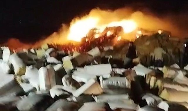 Diyarbakır'da preslenmiş 102 ton saman yandı