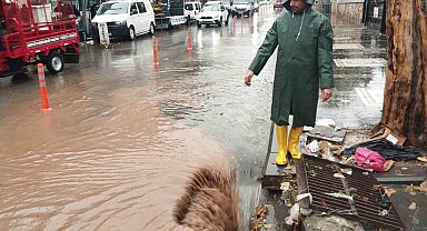 Diyarbakır'da sağanak yağış yolları göle çevirdi
