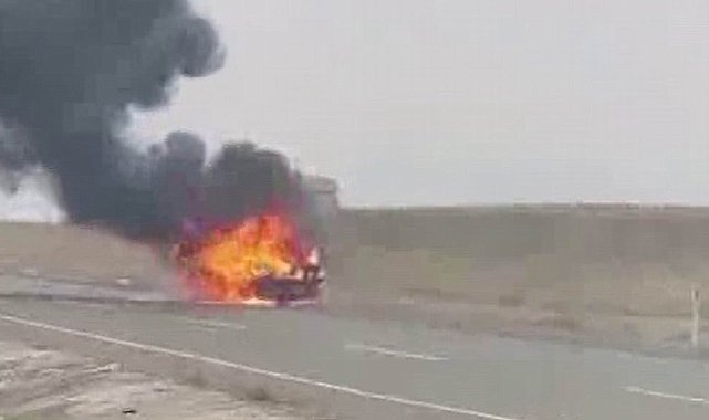 Diyarbakır'da seyir halindeki otomobil alev topuna döndü